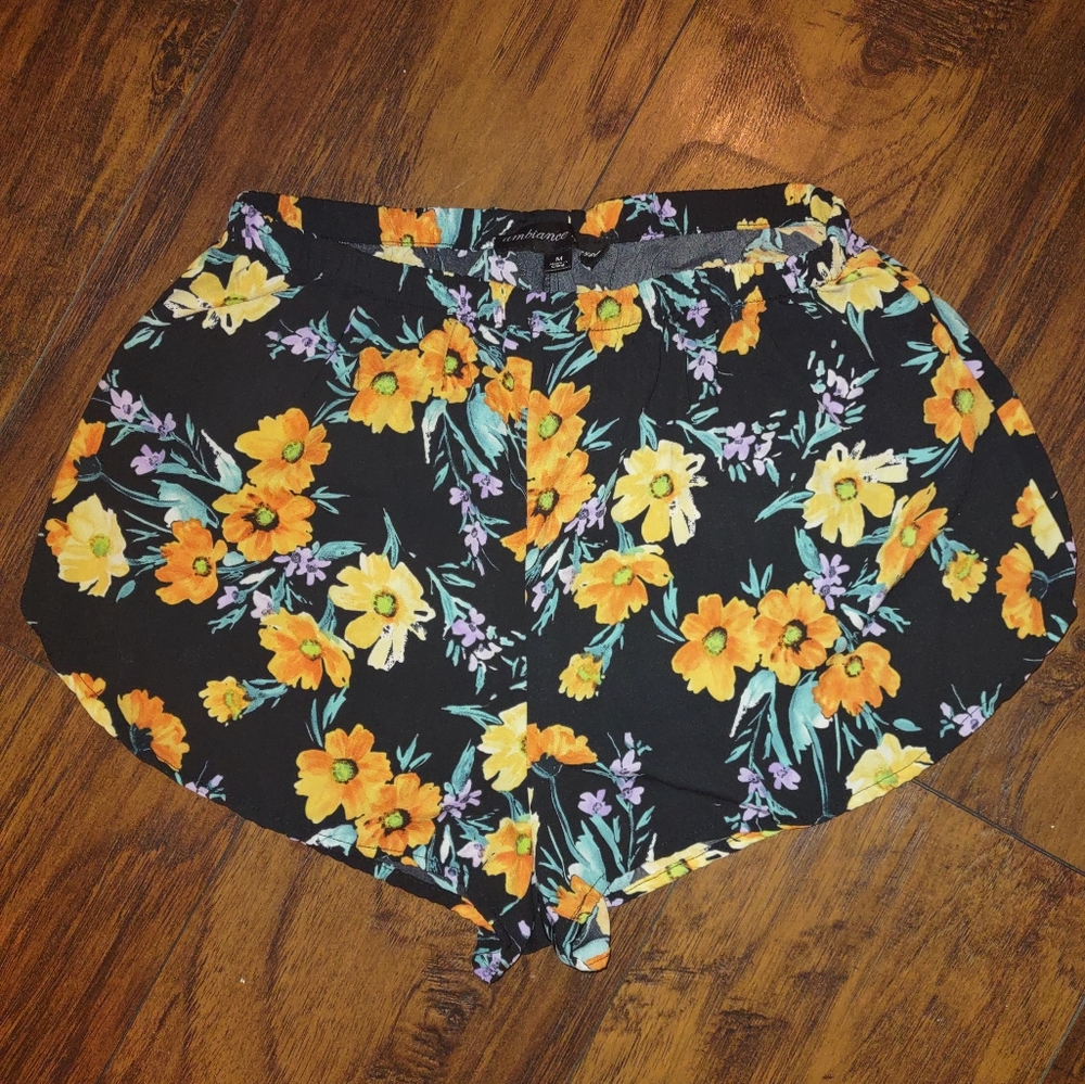 💕4/$28 SUPER CUTE FLORAL SHORTS SIZE MEDIUM